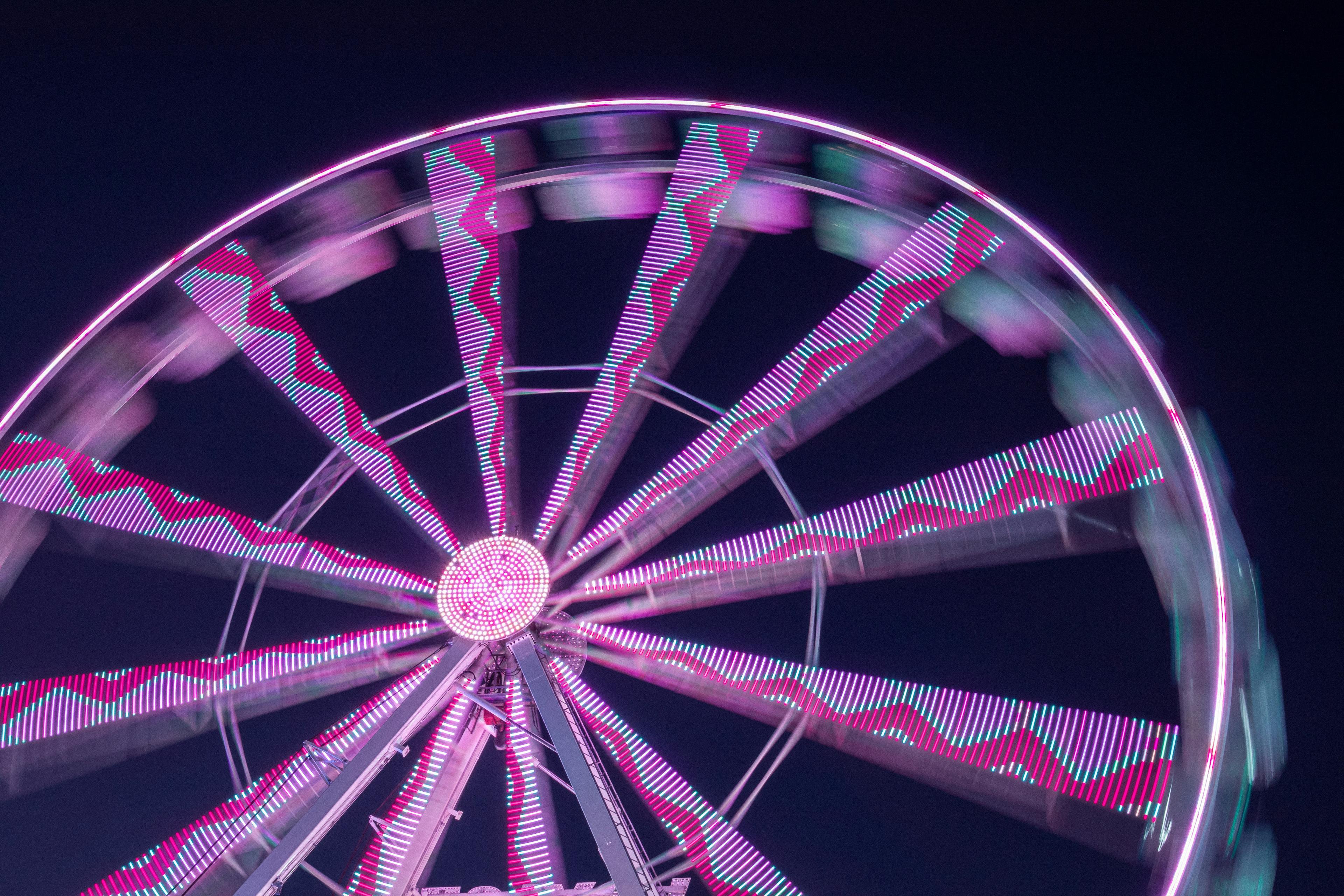 Pinkes Riesenrad in der Nacht